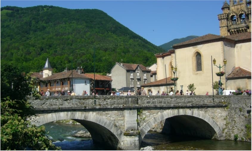 Vue du village pyrénéen de Seix (Ariège, France)